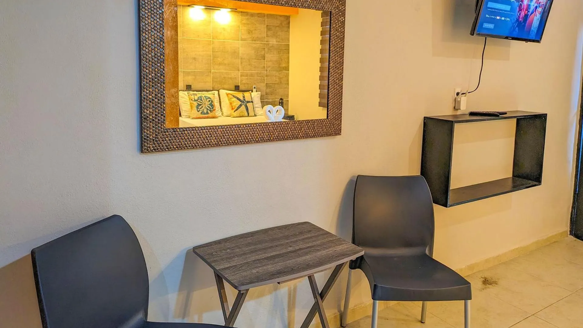 A2 Romantic Beachside Escape Capri Theme Memory Foam King Bed Kitchen Ac Playa del Carmen 0*,  Mexico