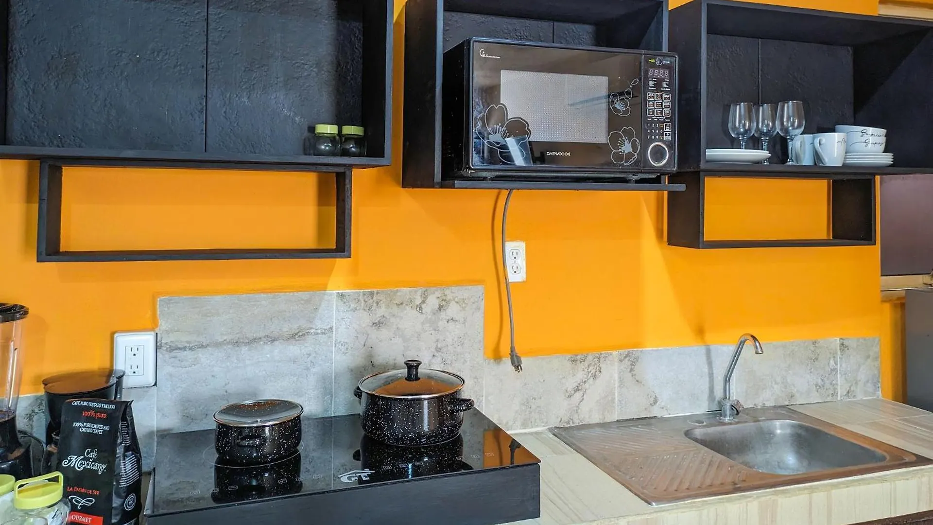 A2 Romantic Beachside Escape Capri Theme Memory Foam King Bed Kitchen Ac Playa del Carmen Apartment