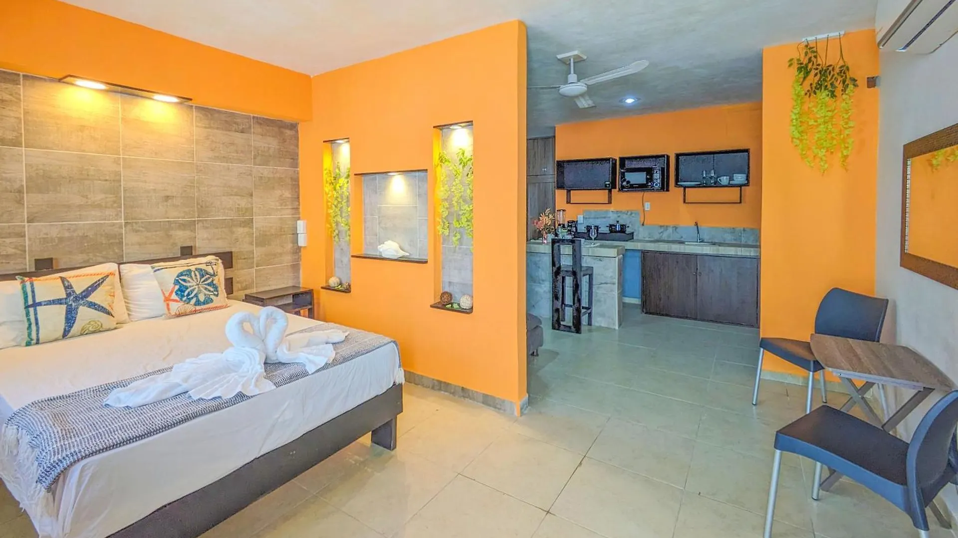 A2 Romantic Beachside Escape Capri Theme Memory Foam King Bed Kitchen Ac Playa del Carmen