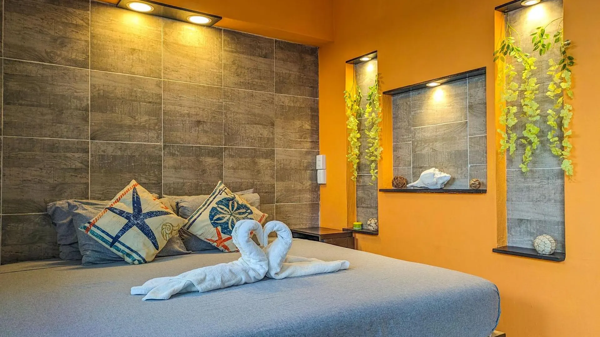 A2 Romantic Beachside Escape Capri Theme Memory Foam King Bed Kitchen Ac Playa del Carmen